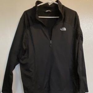 The North Face Men's Size Large Polyester Lightweight Outer Shell 1/4 Zip front